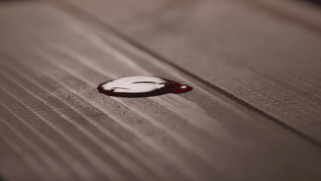 나무 테이블에 붉은 피 방울