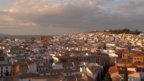 Increíble-Panorama-De-Puesta-De-Sol-Inclinado-Sobre-La-Ciudad-De-Antequera-En-Andalucía,-España