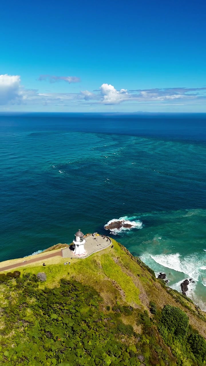 Vista verticale con drone del faro a Cape Reinga nel Northland della Nuova Zelanda