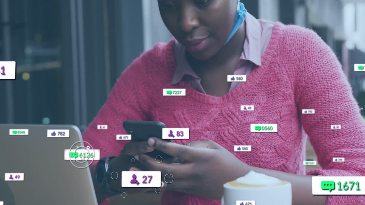 animación de iconos de las redes sociales con un número creciente de mujeres afroamericanas que usan teléfonos inteligentes