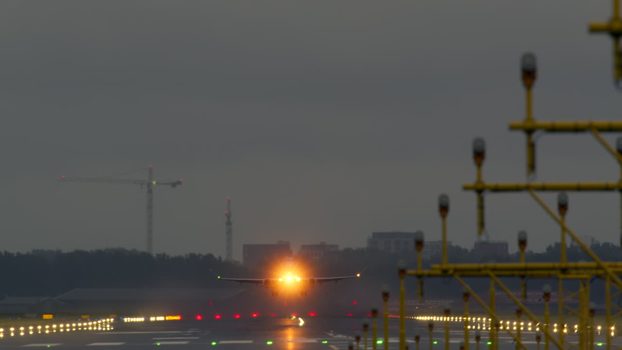 구름이 많은 상태에서 이륙하거나 착륙하는 항공기