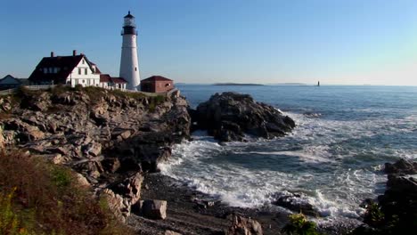 el faro principal de portland supervisa el océano desde las rocas en maine, nueva inglaterra 7
