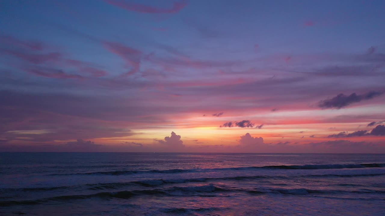 vista aérea del reflejo de la dulce nube al atardecer en la playa.