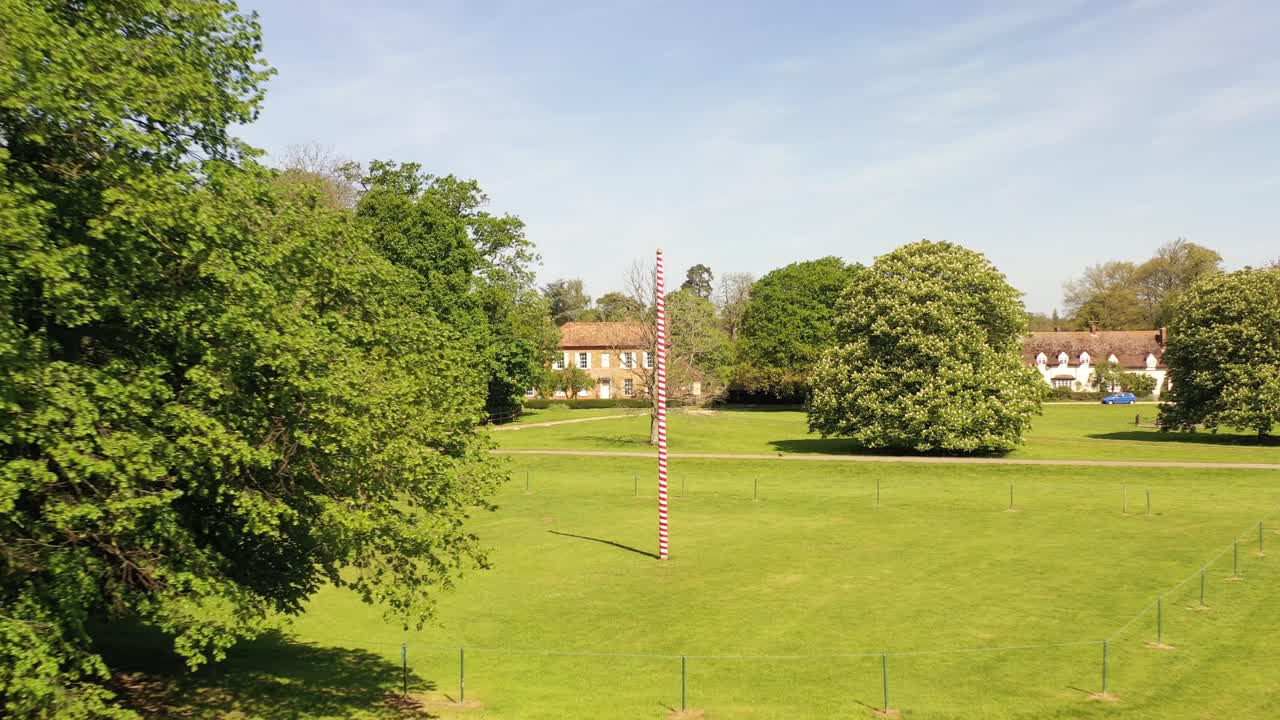 여름날 마을 초록의 오월 기둥에서 날아가다