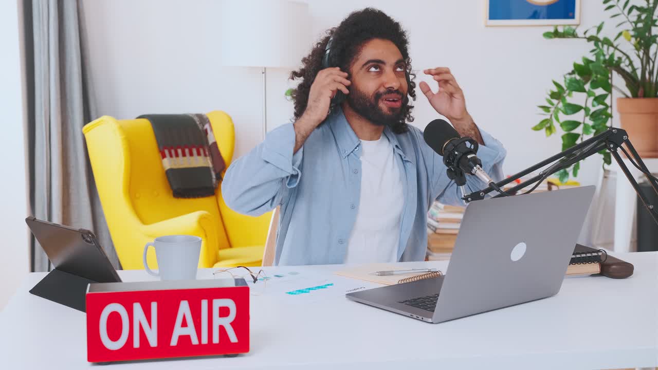 joven hombre árabe excéntrico entrenador de negocios anfitrión de podcasts de audio