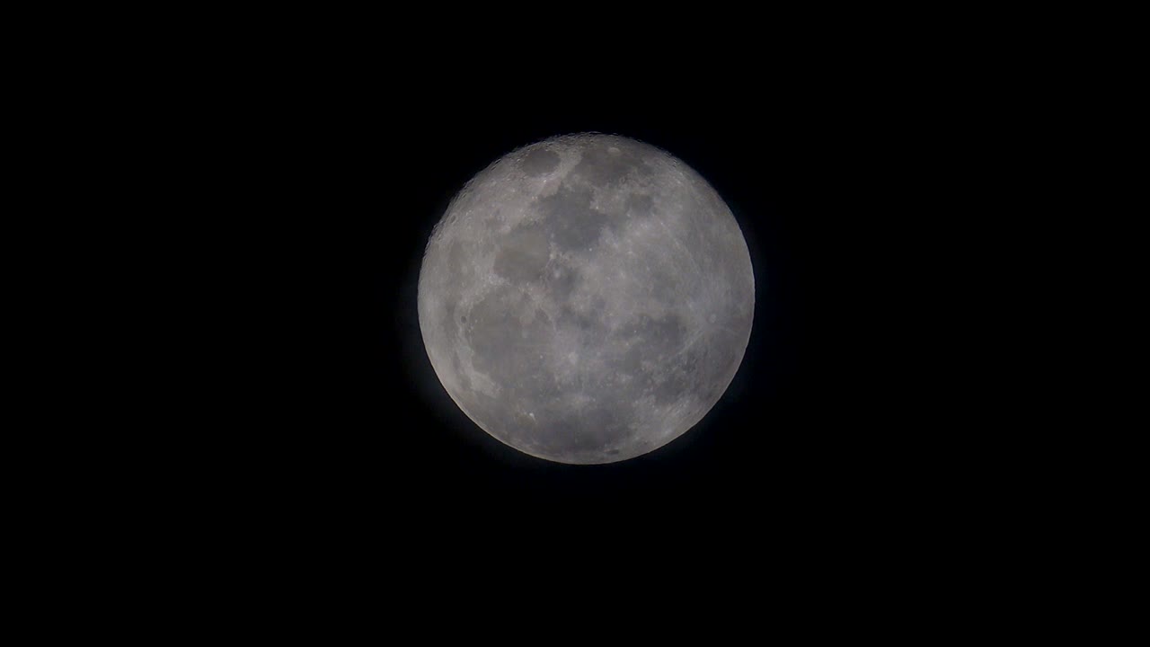 Conceito de lua cheia. A beleza da lua cheia em noite escura.