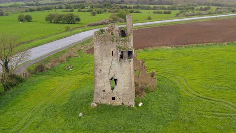 Srah-Castle-Entlang-Des-Kanalufers-Auf-Einer-Offenen-Wiese-An-Einem-Windigen-Tag,-Luftumlaufbahn