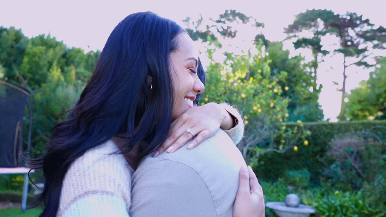 al aire libre, abrazo y pareja con amor