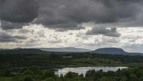 Lapso-De-Tiempo-Del-Paisaje-Natural-De-Las-Colinas-Y-El-Lago-En-Un-Día-Nublado-En-Irlanda