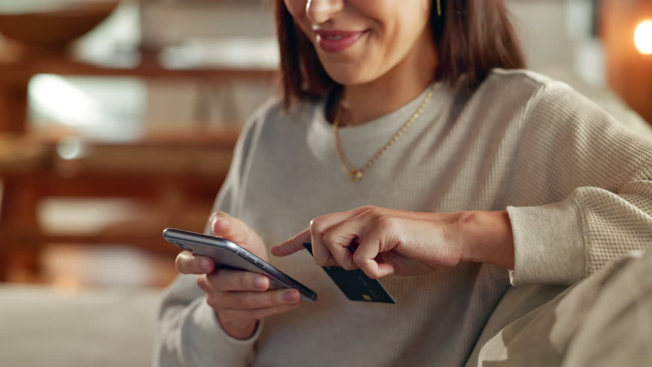 mujer que utiliza un teléfono inteligente y una tarjeta de crédito para comprar en línea
