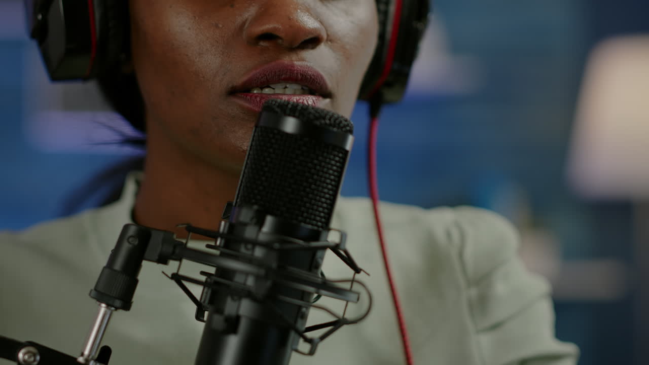 primer plano de un influyente africano respondiendo preguntas mientras habla al micrófono