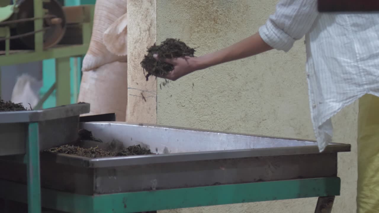 специальная машина вращает металлический круг и изготавливает вкусный чай