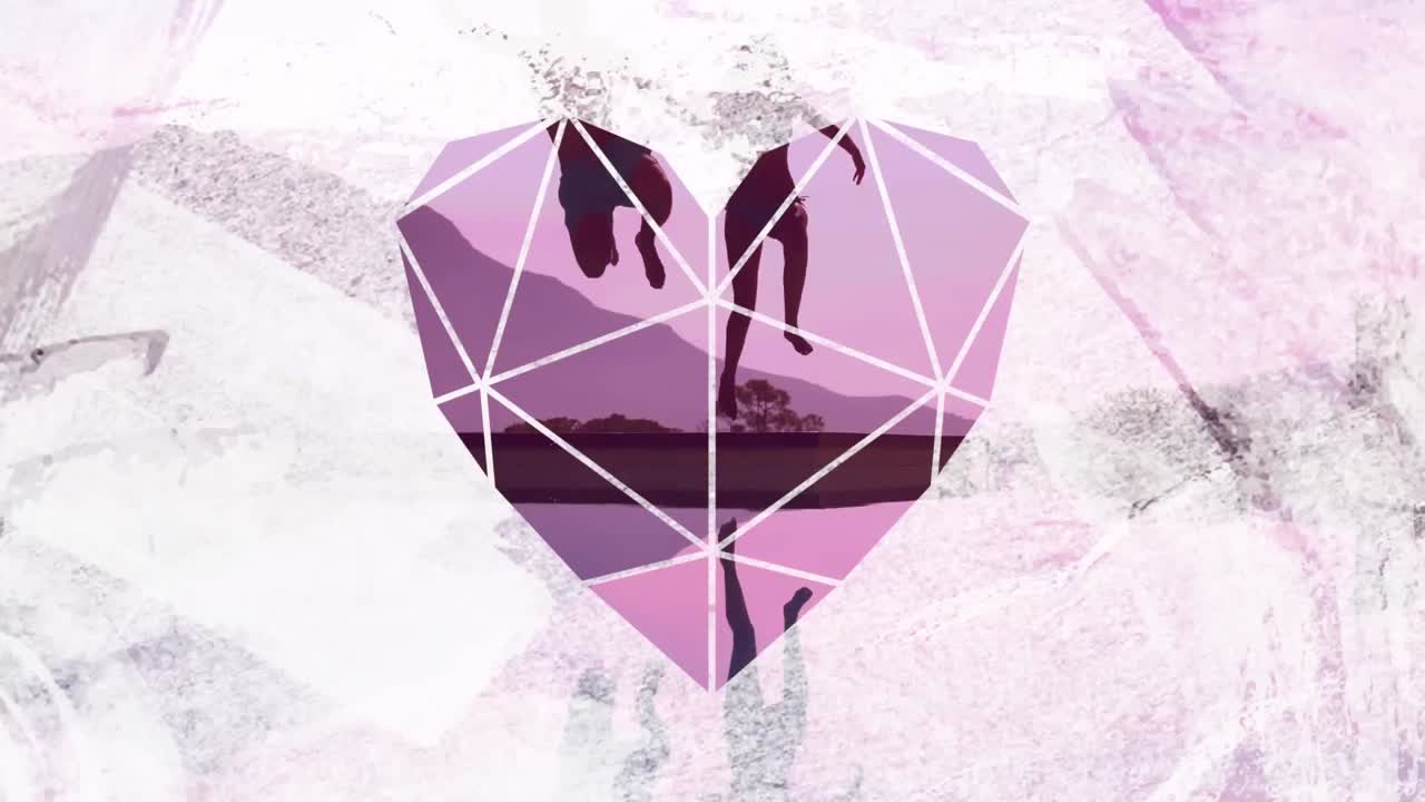 심장 모양의 전면을 통해 호수에 뛰어드는 커플