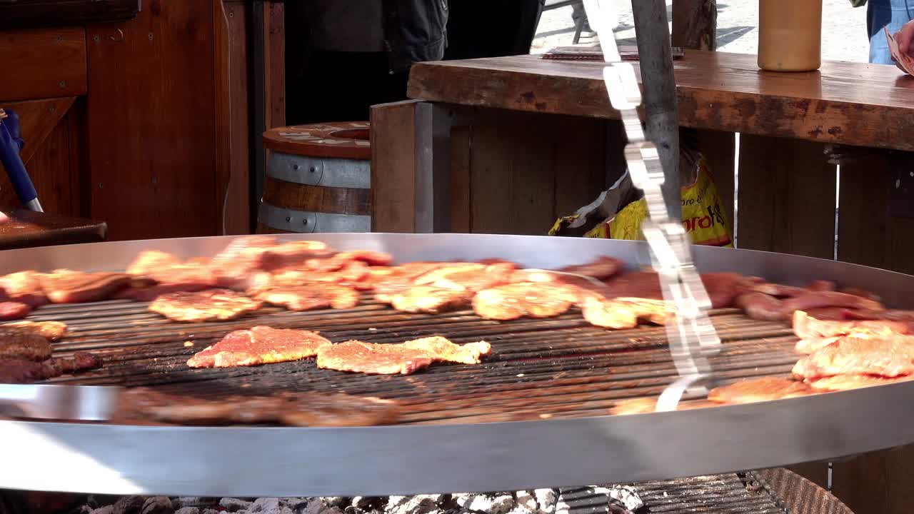 도시 축제 에서 매운 신선 한 돼지고기 스테이크 와 함께 석탄 불 위 에 큰 회전 그릴