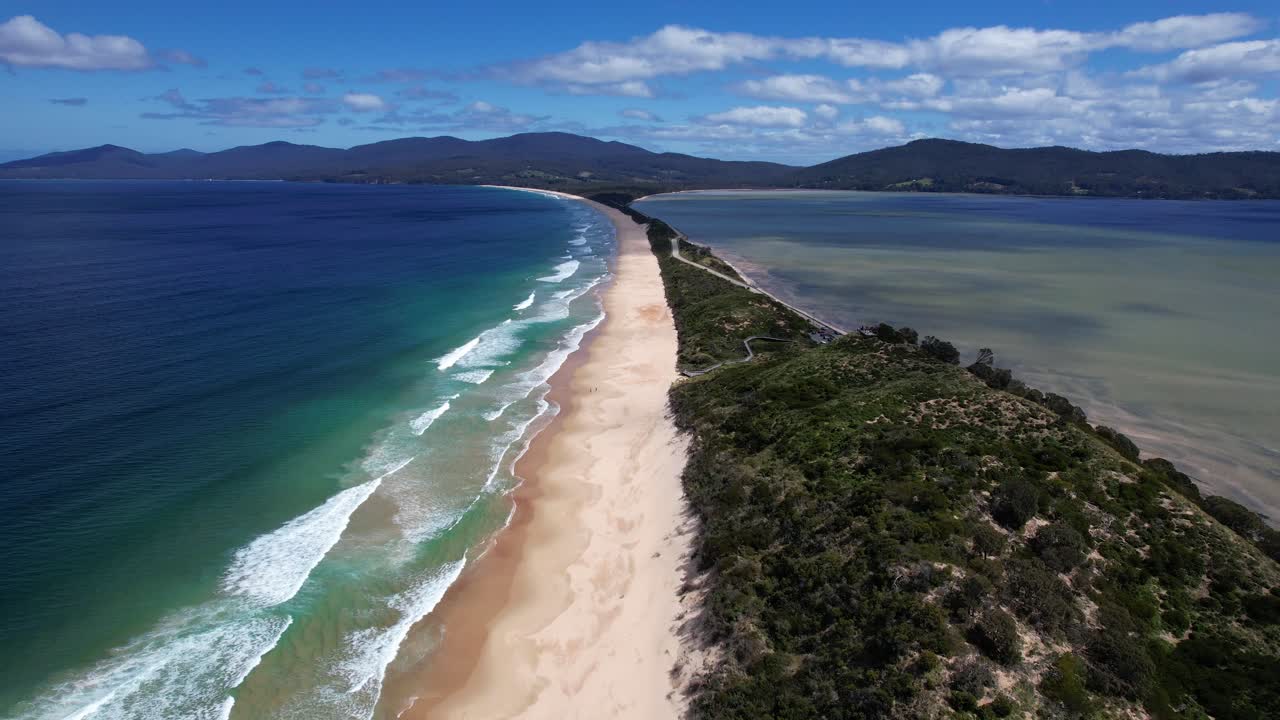 Paesaggio idilliaco della spiaggia, area di conservazione Neck a Bruny Island, Tasmania, Australia - Scatto con drone