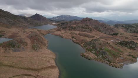 vista aérea de los lagos carlit durante el otoño en las montañas de los pirineos franceses