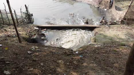 descarga de agua contaminada en un canal