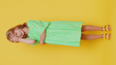 niña molesta niña niño haciendo rostro gesto de la palma, sentirse aburrido, decepcionado con el resultado, malas noticias