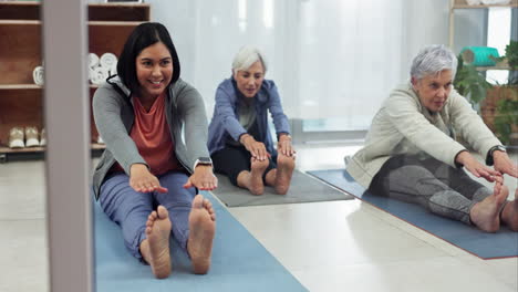 Frauen,-Freunde-Und-Yoga-Kurs