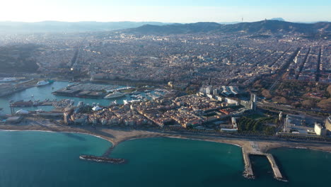 Barceloneta-Disctrit-Und-Barcelona-Im-Hintergrund,-Luftaufnahme,-Sonniger-Tag,-Spanien