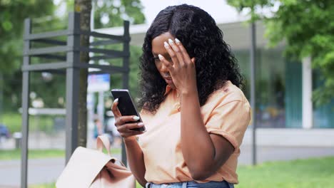 Concepto-De-Tecnología,-Educación-Y-Personas-Feliz-Y-Sonriente-Estudiante-Afroamericana-Con-Libros-De-Texto-Llamando-A-Un-Teléfono-Inteligente-En-La-Ciudad