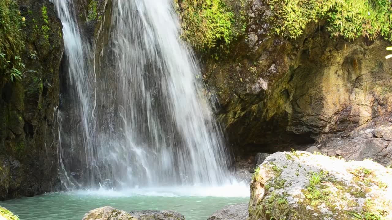 grandes cantidades de agua dulce de montaña cayendo en una cuenca turquesa debajo