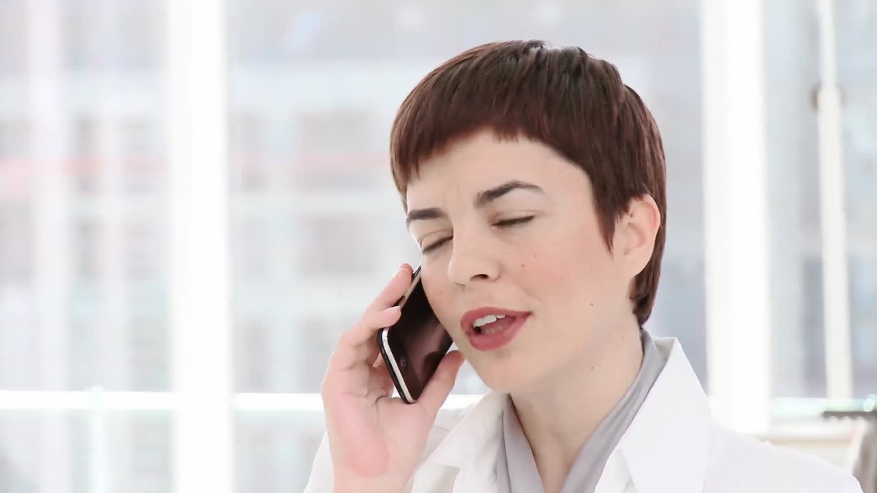 웃는 사업가 여자 전화