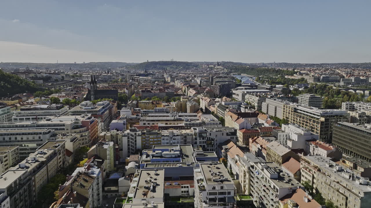 Praha, Tšekki. Drone-ylilento v54 Karlínin kaupunginosassa Křižíkova- ja Sokolovská-katujen välissä, kuvaten kaupallista ja asuinalueiden kaupunkimaisemaa päiväsaikaan. Kuvattu Mavic 3 Cine -kameralla – Marraskuu 2022.