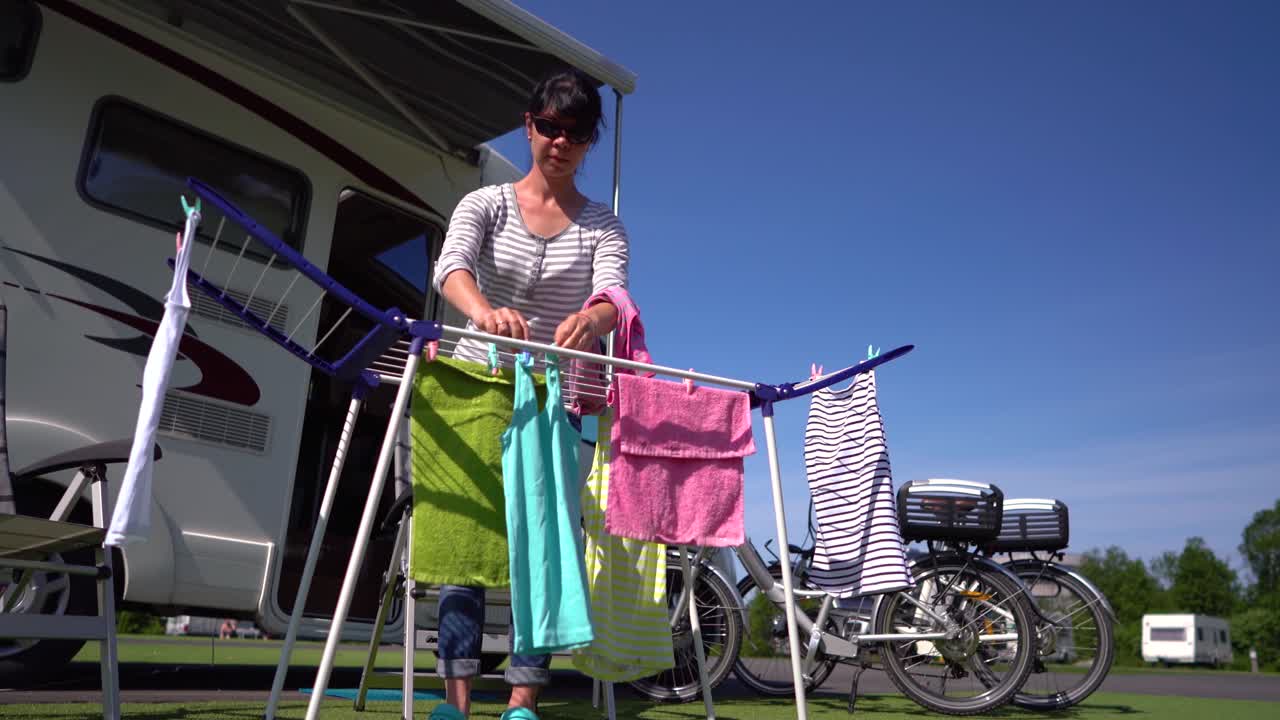 Vasketøj på tørrestativ på en campingplads