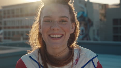 Porträt-Einer-Glücklichen-Frau,-Die-Lächelt,-Ein-Schönes-Teenager-Mädchen-Mit-Roten-Haaren,-Das-Glücklich-Aussieht,-Während-Der-Wind-Durch-Die-Haare-Weht,-Und-Ein-Positives-Selbstbild-In-Der-Stadt-Bei-Sonnenuntergang-Genießt