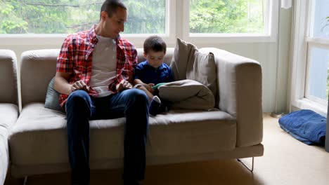 padre con su hijo usando tableta digital 4k