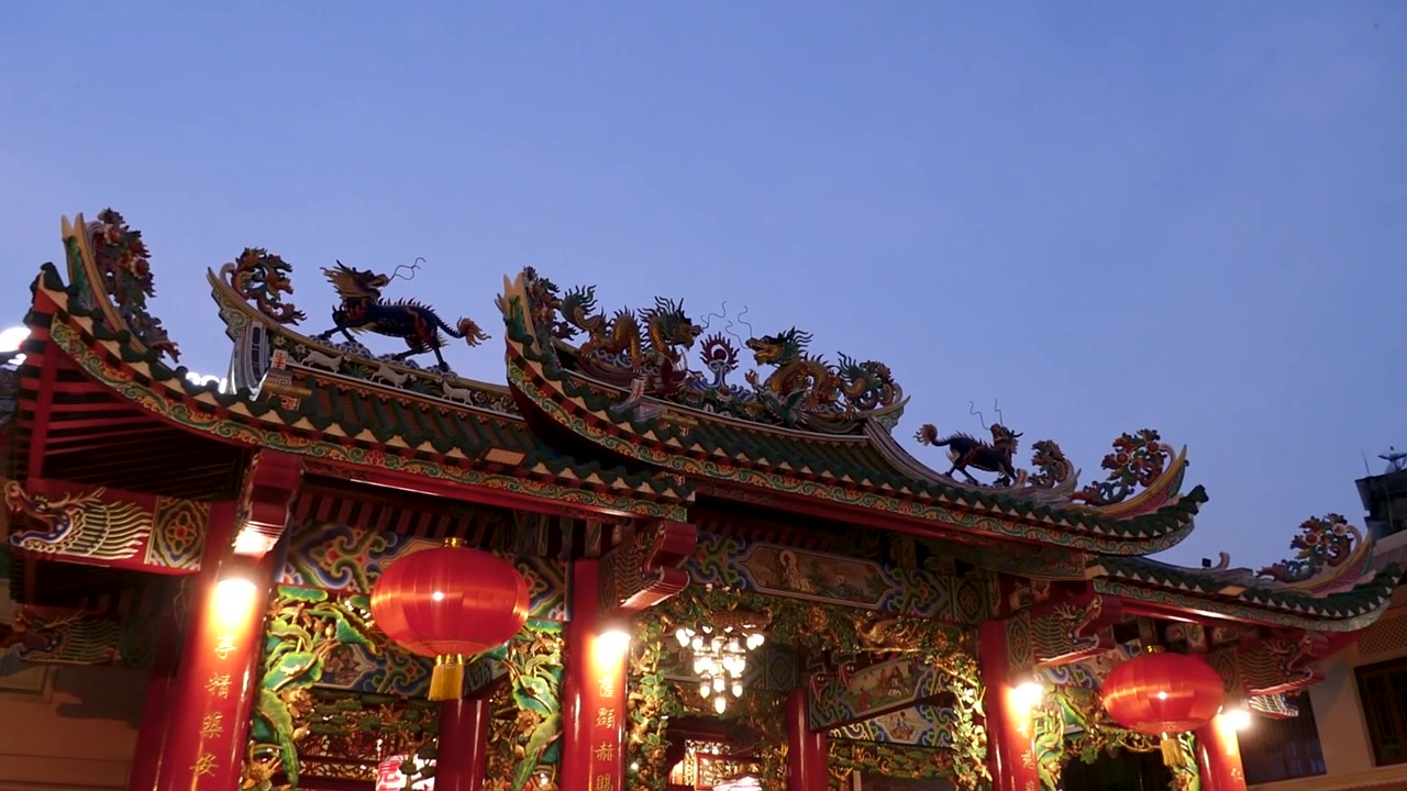 Kinesisk tempel i Chinatown Bangkok om natten