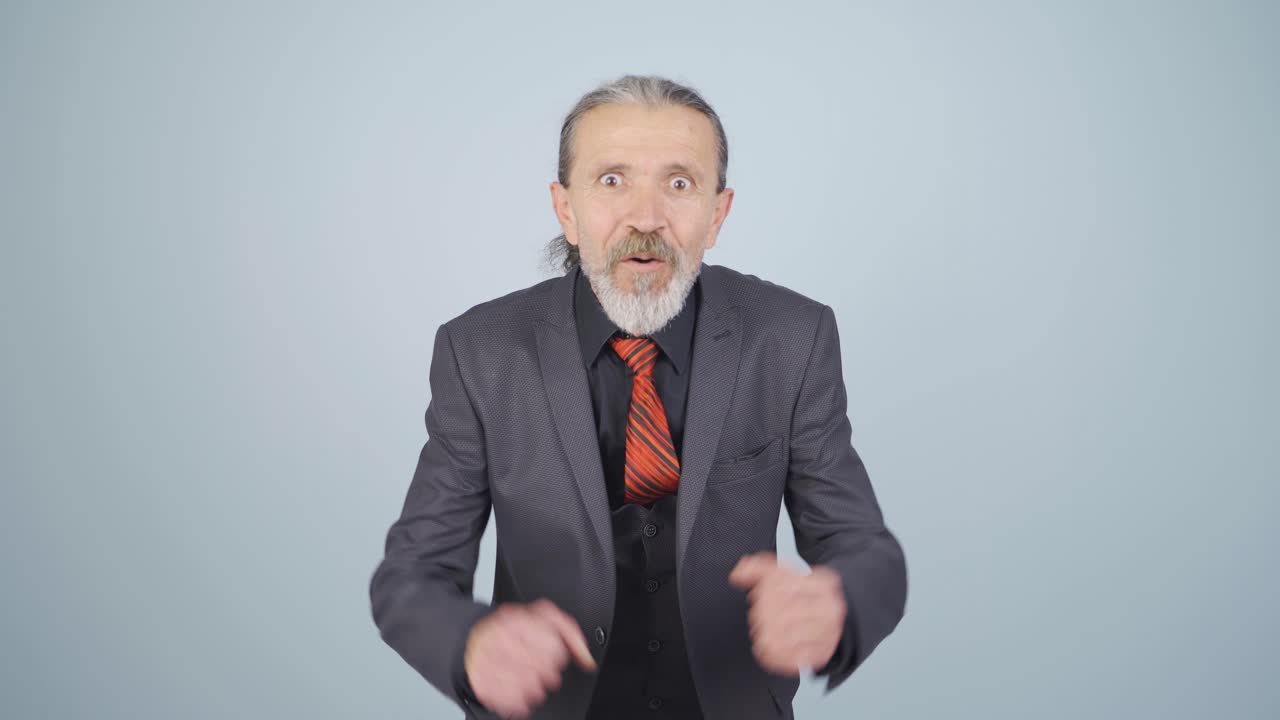 비즈니스맨이 카메라를 향해 고개를 끄덕인다.