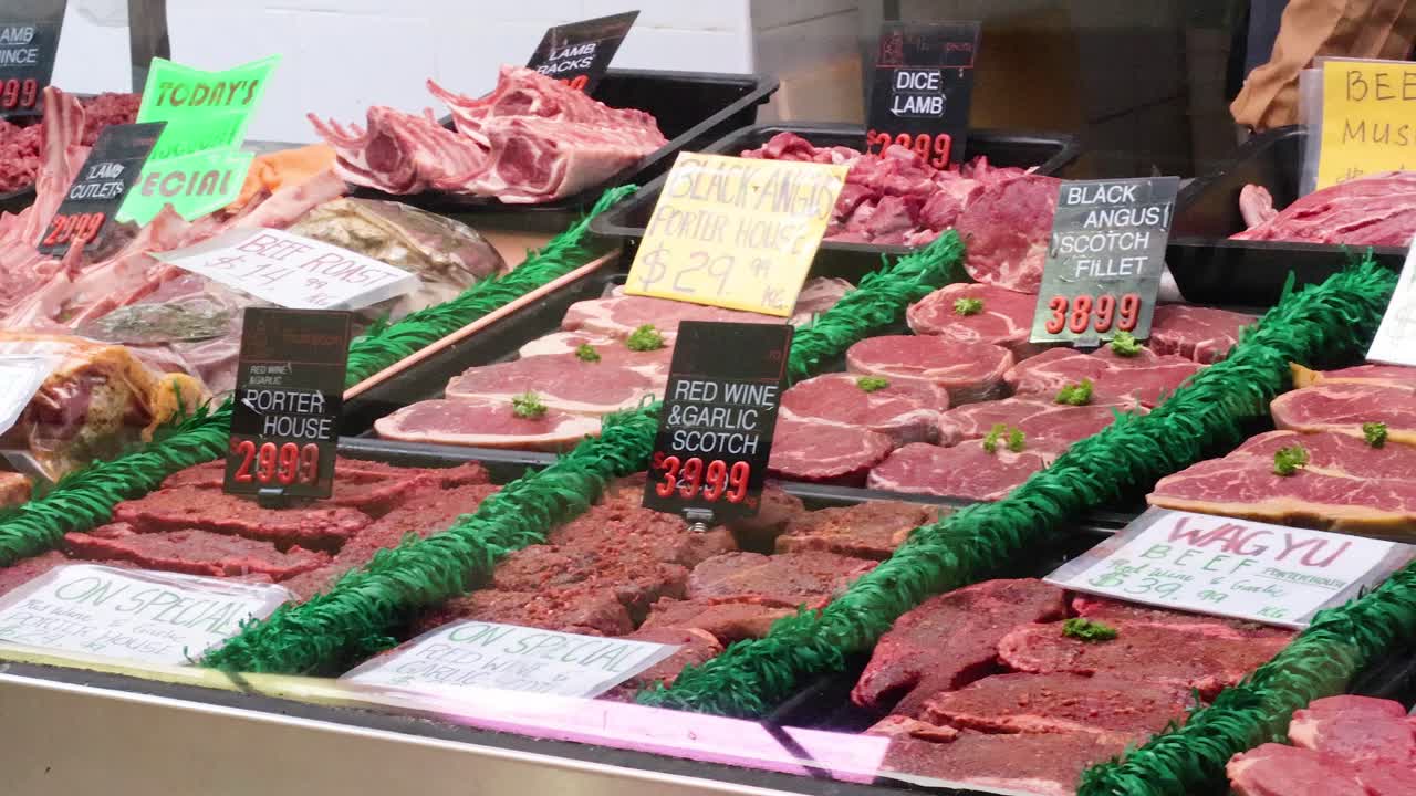 varias carnes expuestas en un puesto de mercado