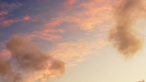 timelapse de día a noche de cielo con nubes, atardecer a cielo nocturno con estrellas
