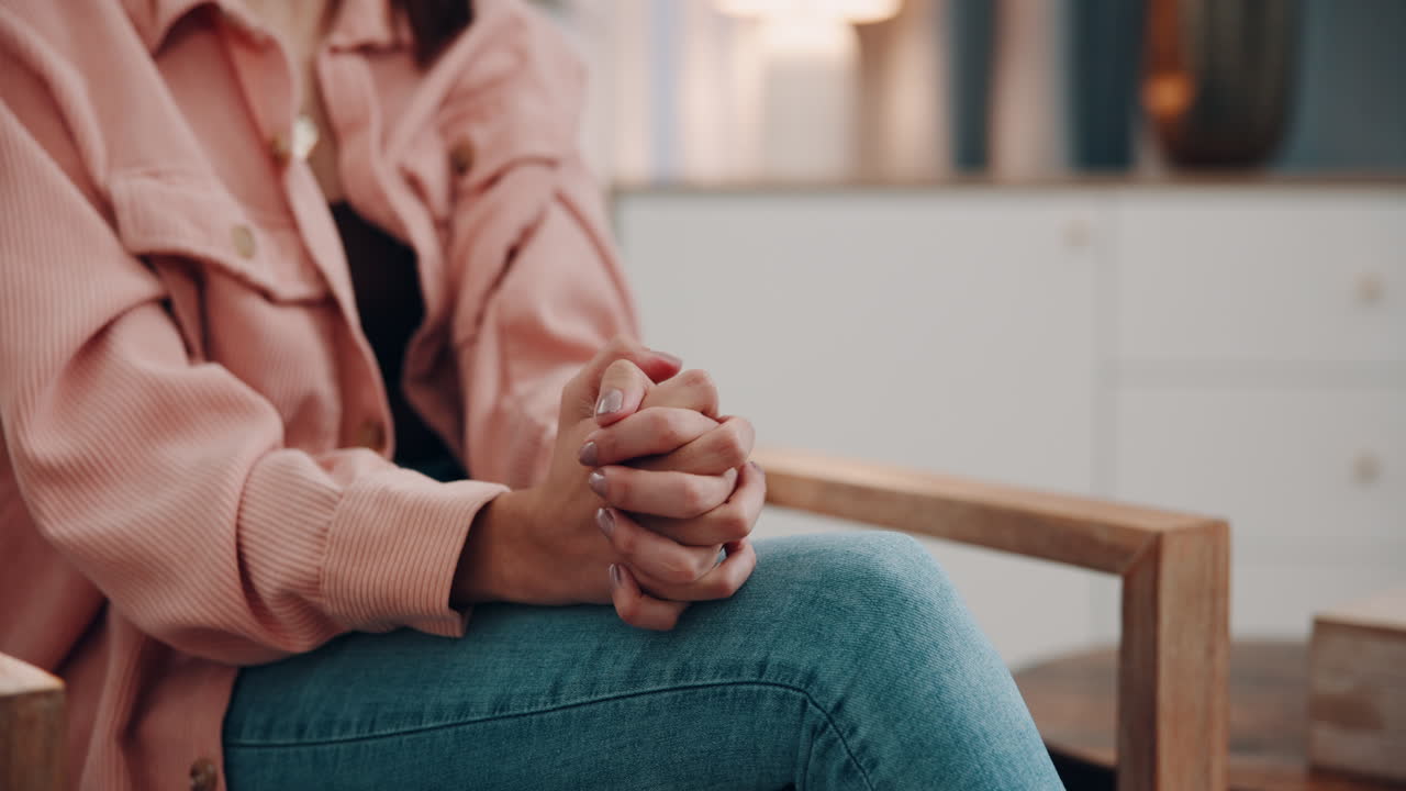 primer plano de las manos de una mujer sentada en su regazo