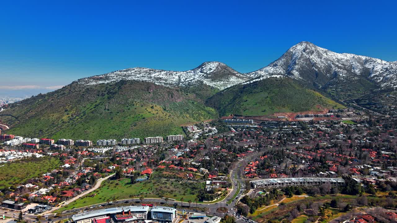 배경 에 산 들 이 있는 도시 의 공중 사진