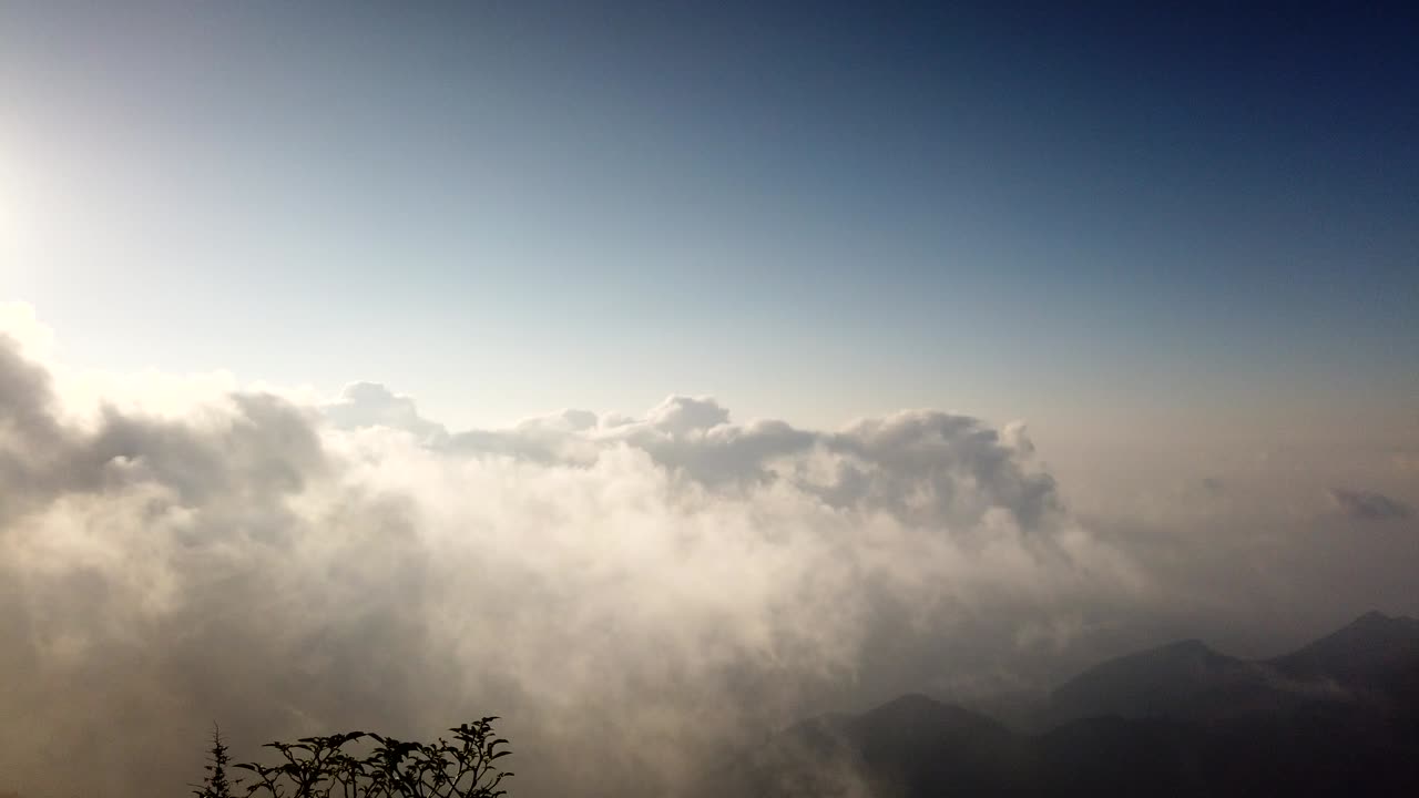 아침 구름 타임 스 (morning cloud timelapse) 는 코다이카날 (kodaikanal), 타밀나두 (tamil nadu), 인도 위의 산에서 태어났다.