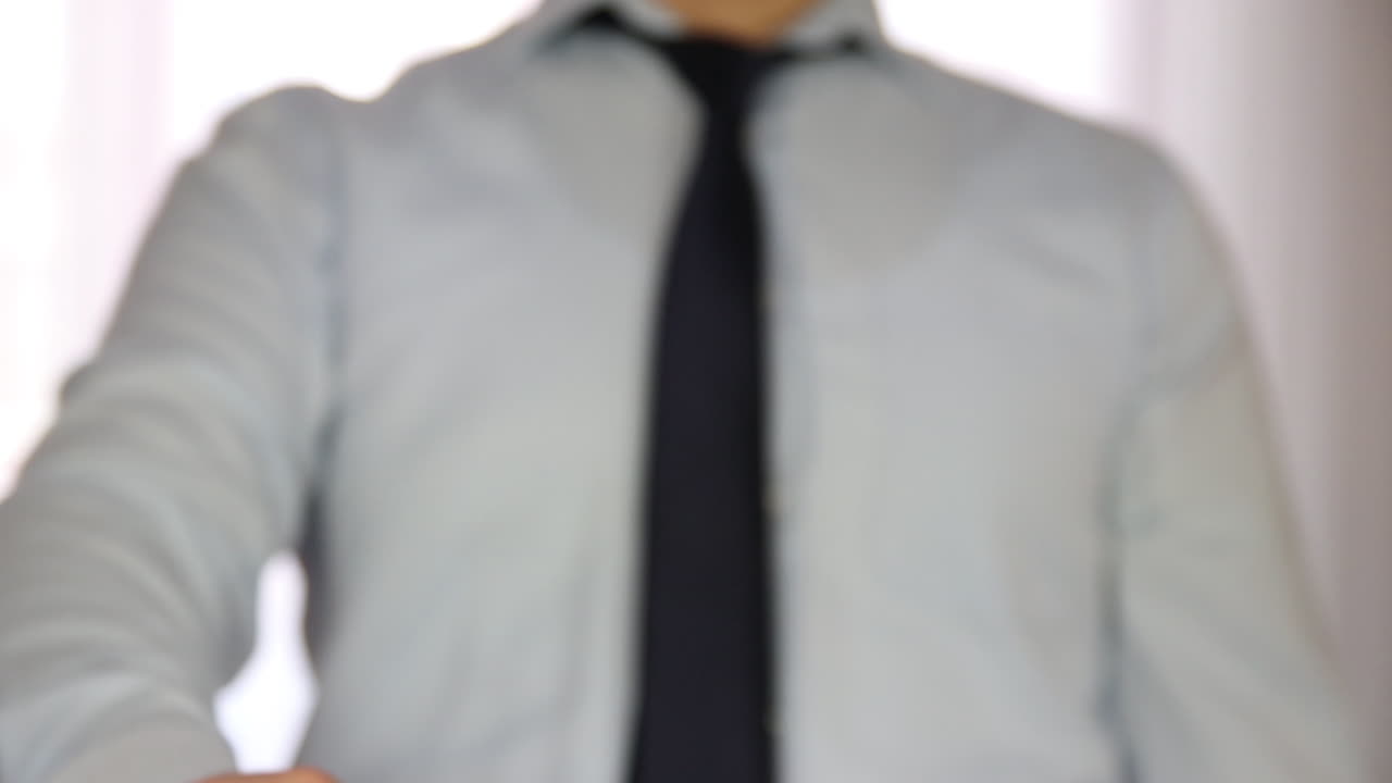 el hombre de negocios muestra la llave de su nueva casa.