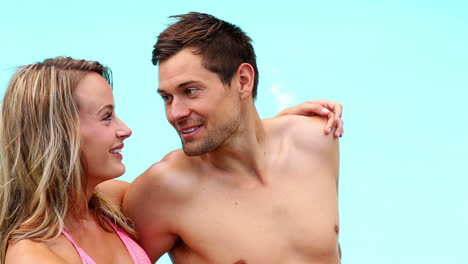 Pareja-Sexy-Sentada-Junto-A-La-Piscina-En-Vacaciones