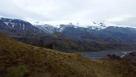 Luftaufnahme-Von-Bergwiesen,-Die-Das-Thorsmork-tal-In-Island-Enthüllen