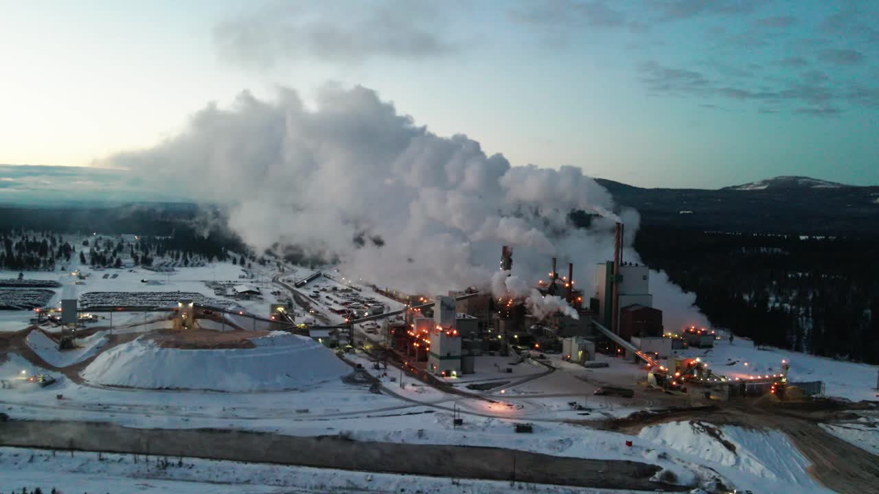 contaminación invernal en la planta de celulosa en cranbrook, columbia británica: vista aérea de instalaciones industriales y maquinaria que convierte la madera en pulpa de madera
