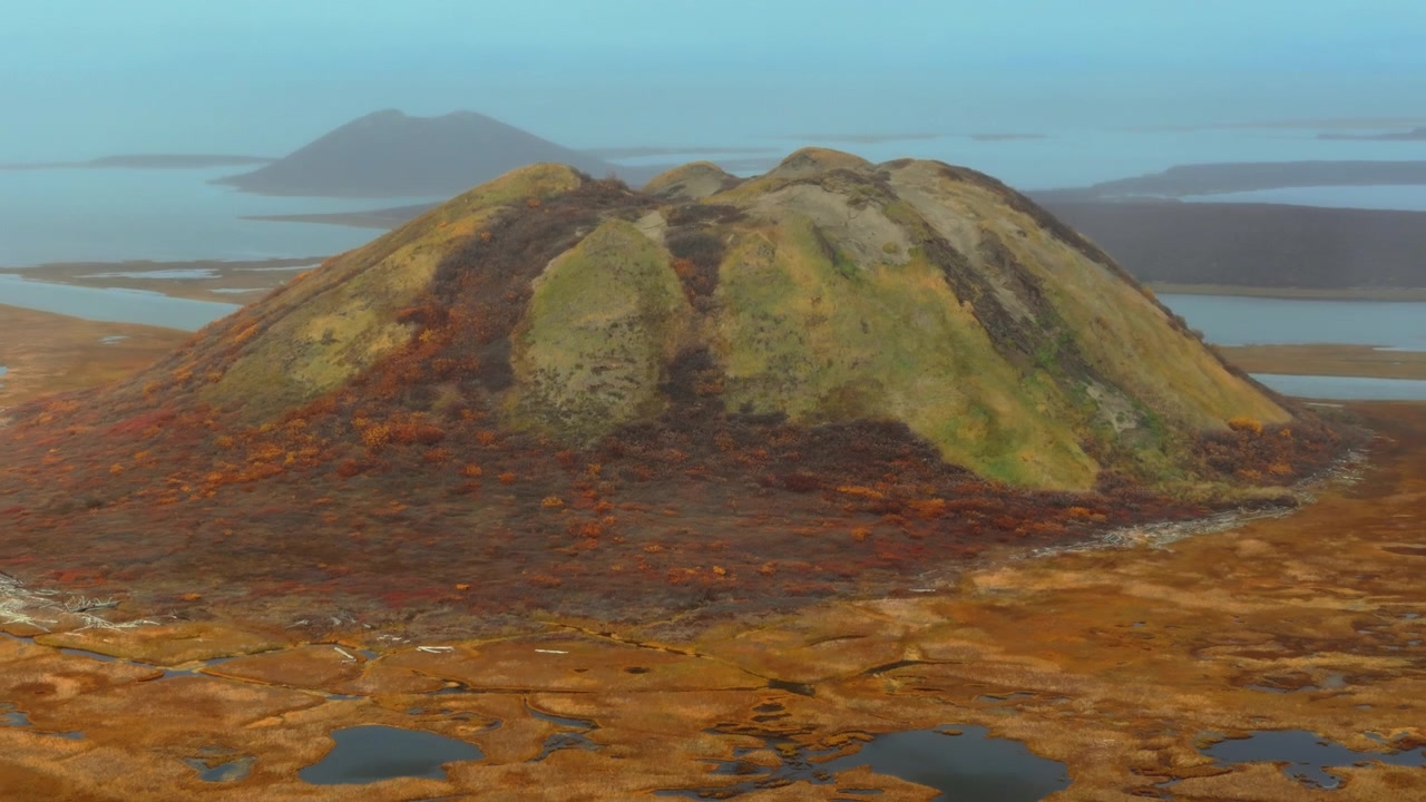 Pingo (collina con nucleo di ghiaccio nel permafrost) a Tuktoyaktuk, Territori del Nord-Ovest, Canada - Ripresa con drone