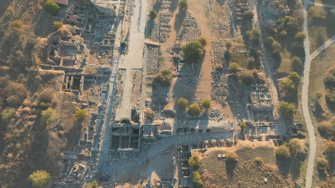 Drone aereo che vola sopra i resti delle rovine in pietra della città di Efeso nell'antica Grecia, Turchia