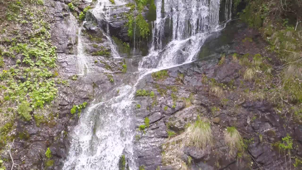 de cerca, vista descendente del dron siguiendo el agua por las cascadas de la cascada de rausor en rumania