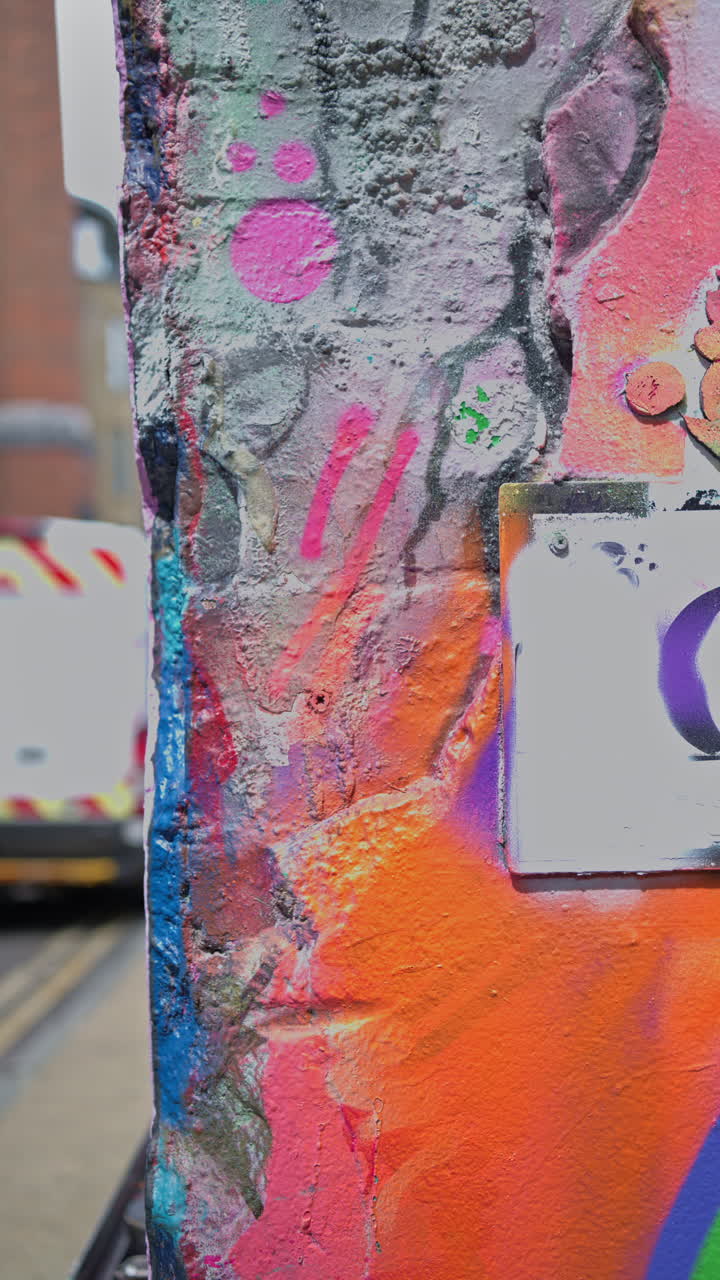 detalle vertical de primer plano de graffiti de colores pintado en la pared en la calle city street de londres, reino unido 2