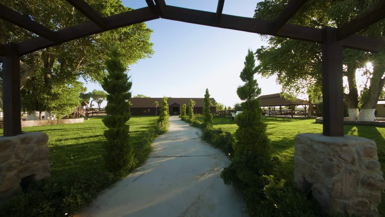 대형 한적 한 집 의 앞 입구 에 들어가는 주차장