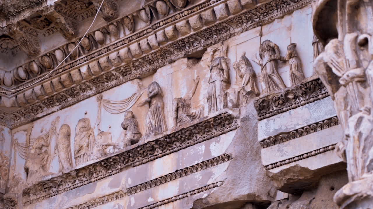 Roma, Italia - 15 agosto 2022: Primo piano del Foro di Nerva vicino al Foro Romano