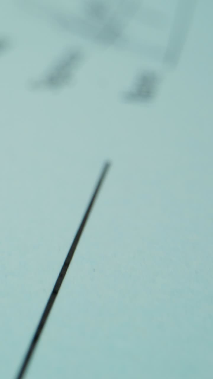 밝은 파란색 종이에 있는 서명의 클로즈업