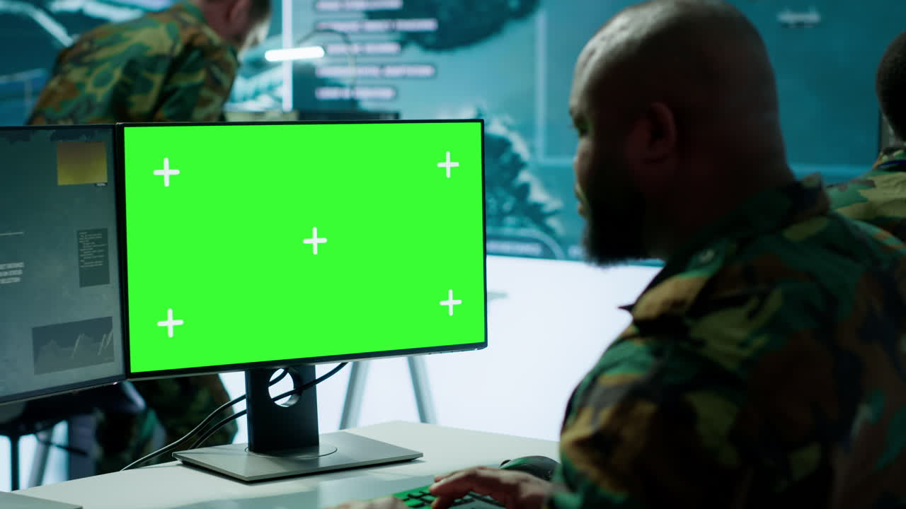 experto militar maneja datos de cctv por satélite junto a la pantalla de maqueta